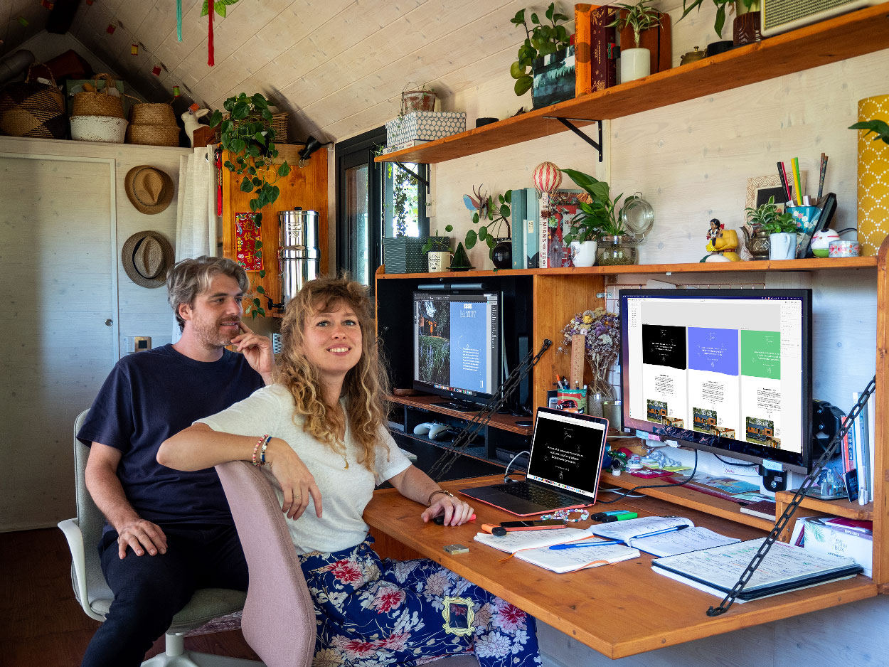 Roxane et Thibault devant leur bureau de travail, dans la Tiny House