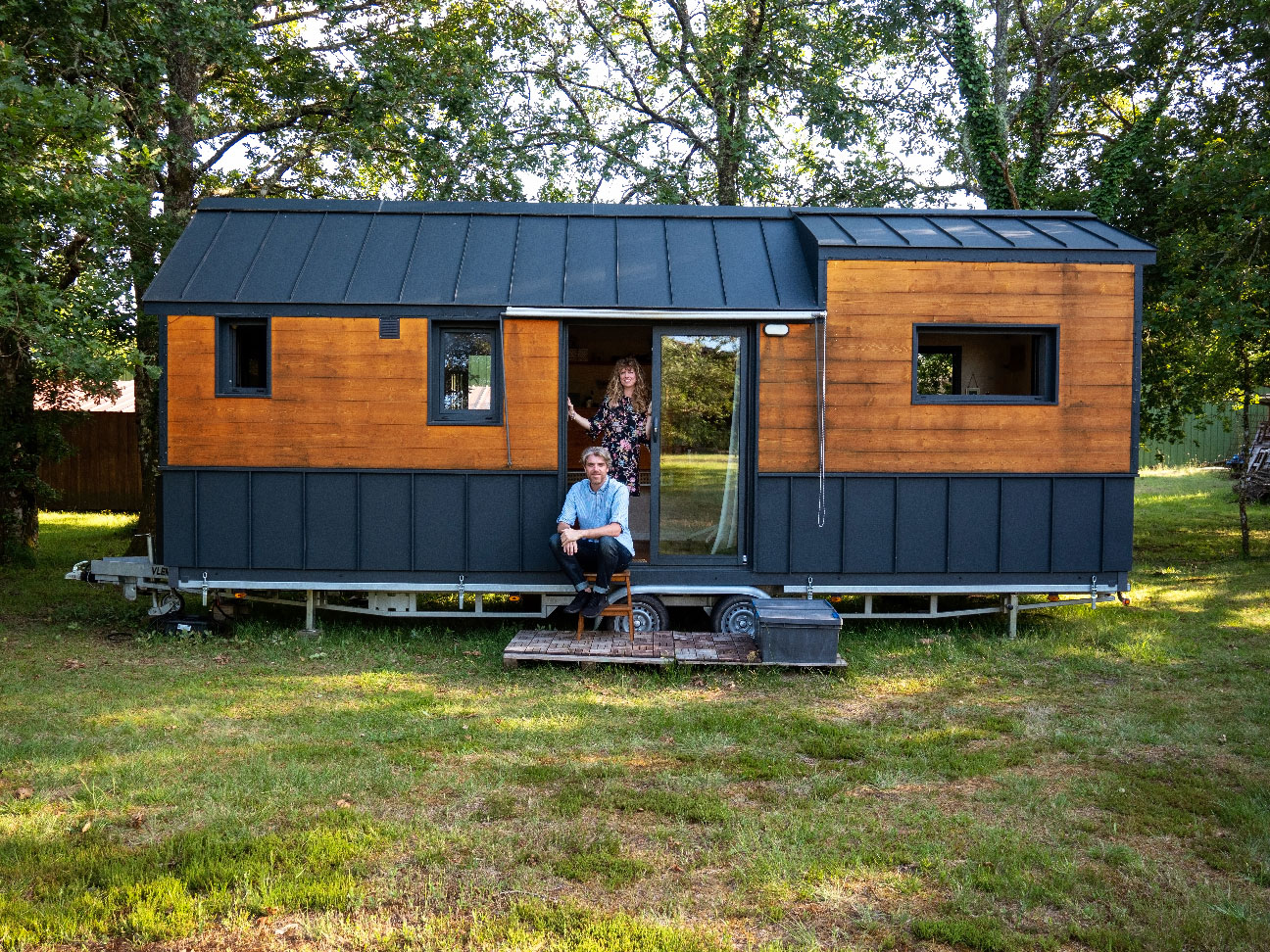 Roxane et Thibault devant la Tiny House